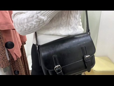 ❤️ Фитинг бөлмөсүндө жаш канчык FeralBerryди дилдо менен коомдук мастурбациялоо ❤ Секс видео бизде ky.assistirhentai.ru